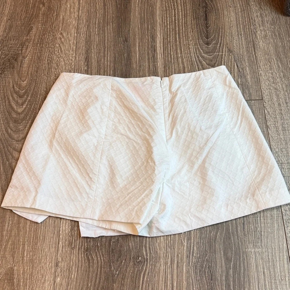 Like New Lilly Pulitzer Izzy Skort in Resort White